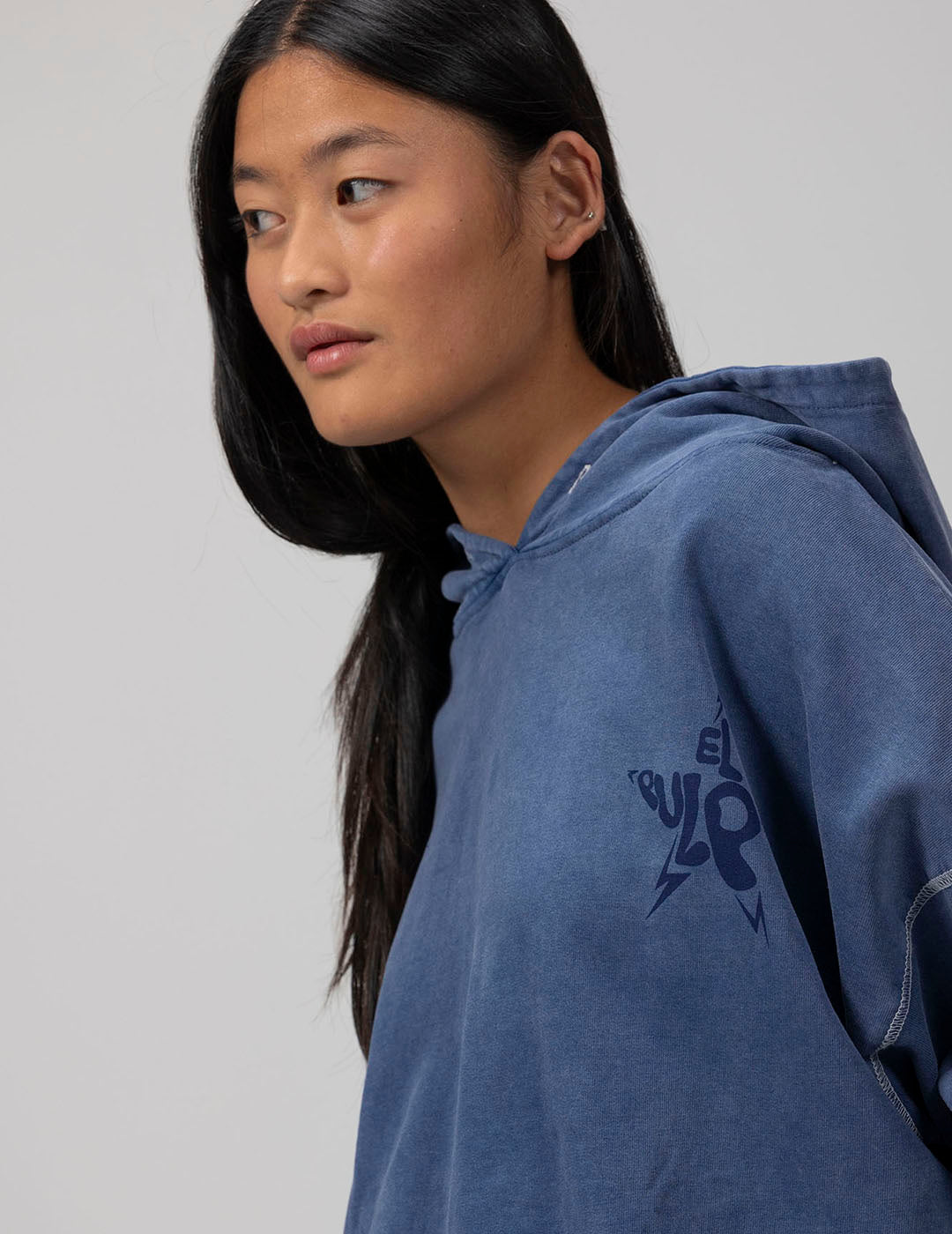 TEEN BASIC HOODIE WITH INDIGO DELAVÉ LOGO