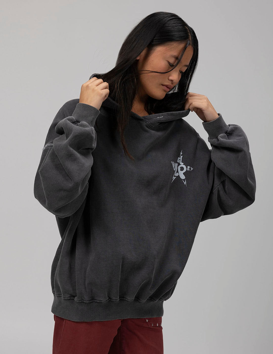 TEEN BASIC HOODIE WITH BLACK DELAVÉ LOGO