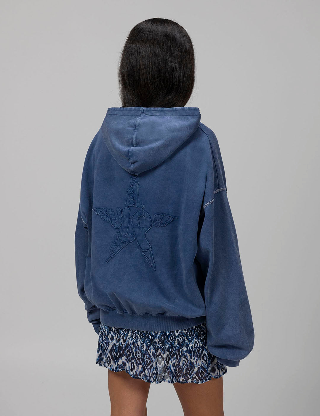 SUDADERA CAPUCHA TEEN ESTRELLA DESGASTADA INDIGO DELAVÉ