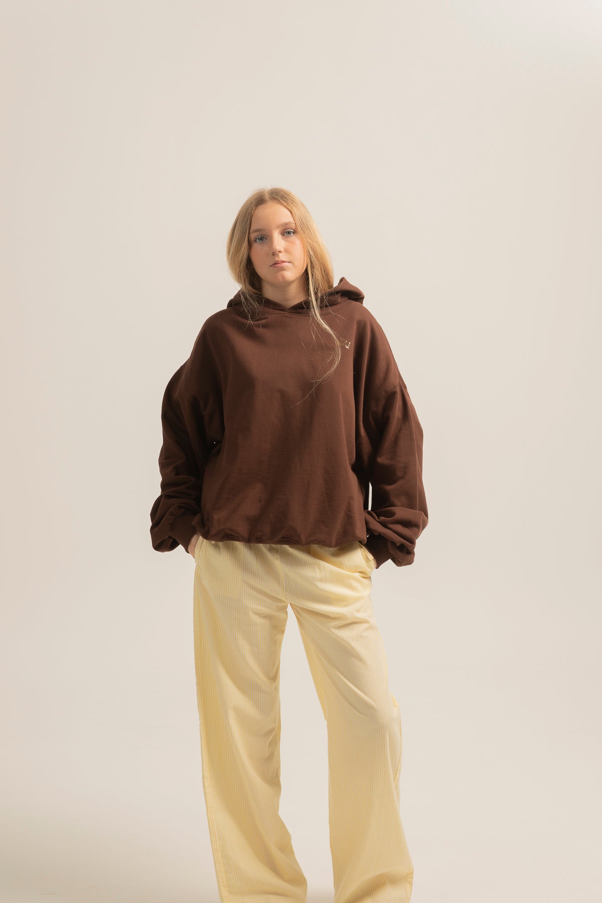 Sudadera capucha teen alas marrón chocolate