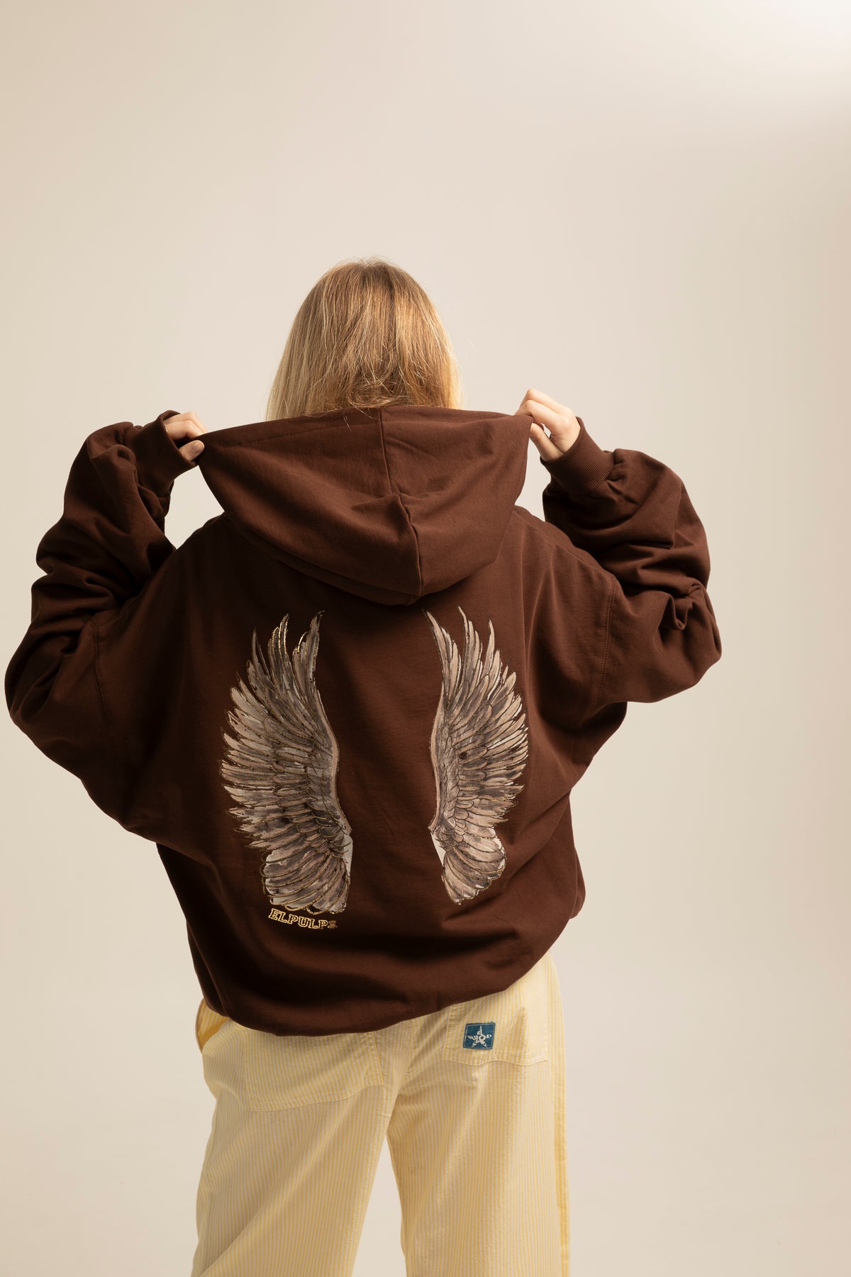 Sudadera capucha teen alas marrón chocolate