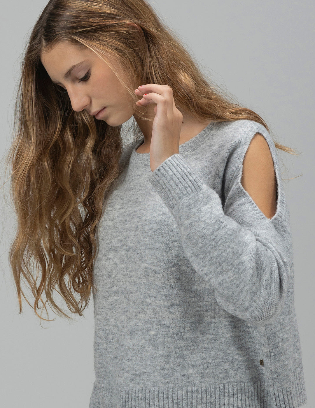 JERSEY PUNTO TEEN CON ABERTURA EN HOMBROS GRIS PERLA