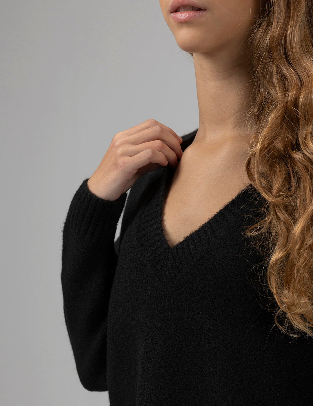 TEEN BLACK V-NECK KNITTED JERSEY