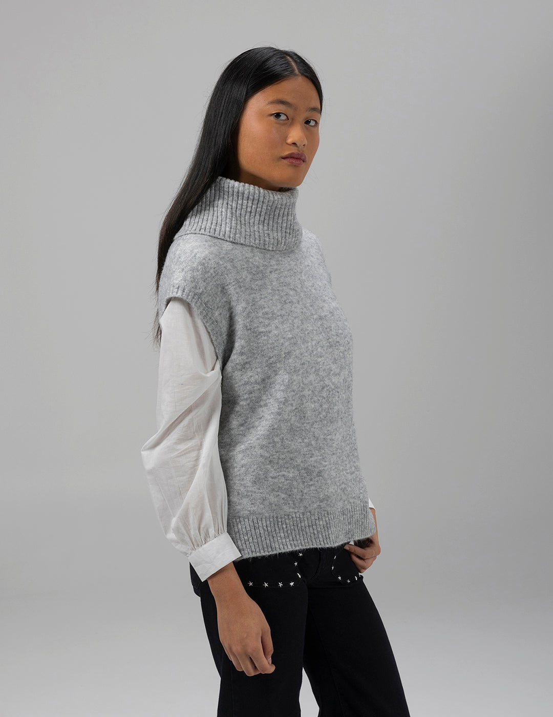 TEEN KNITTED VEST WITH SWAN NECK IN PEARL GREY