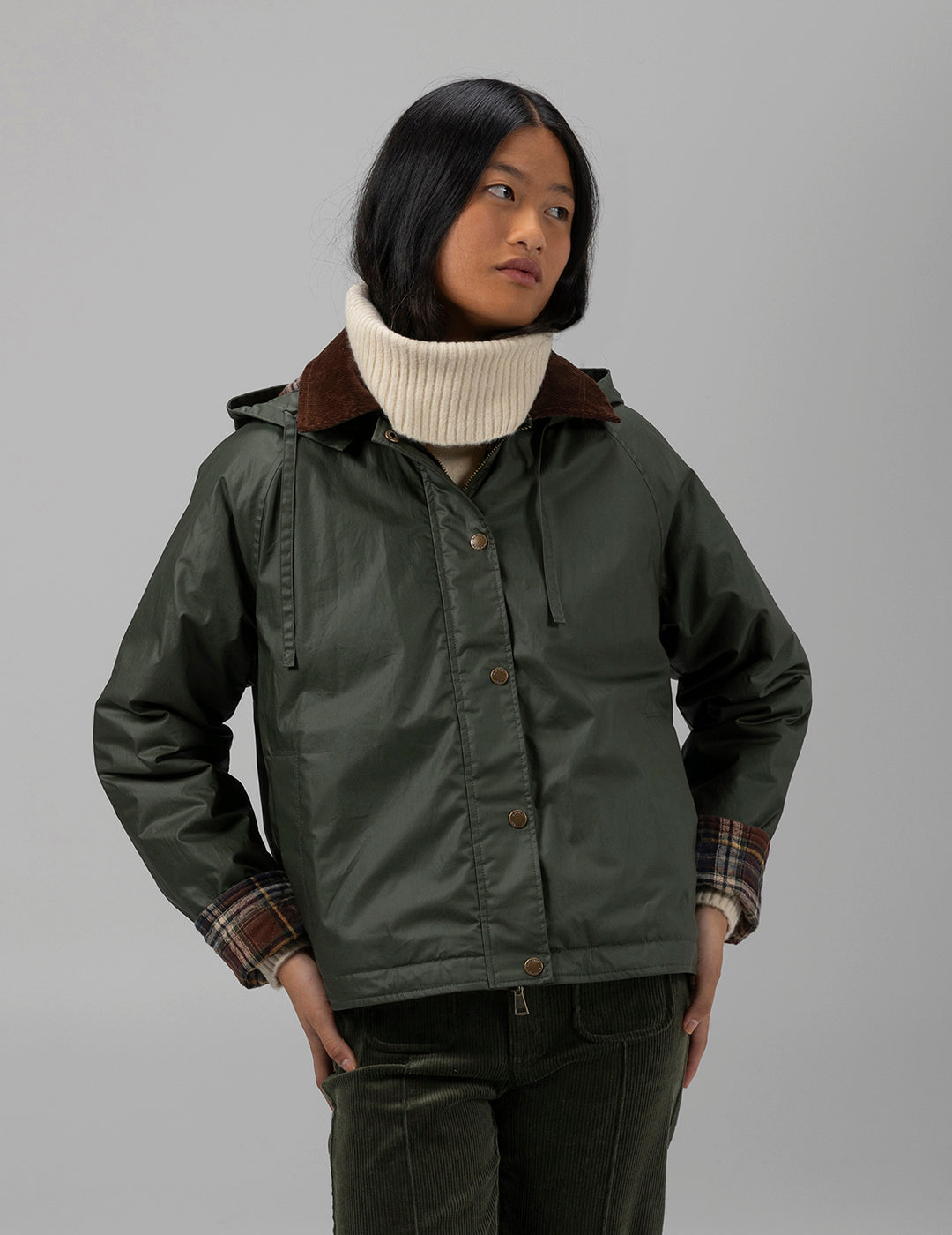 CHAQUETA TEEN EFECTO ENCERADO VERDE MILITAR