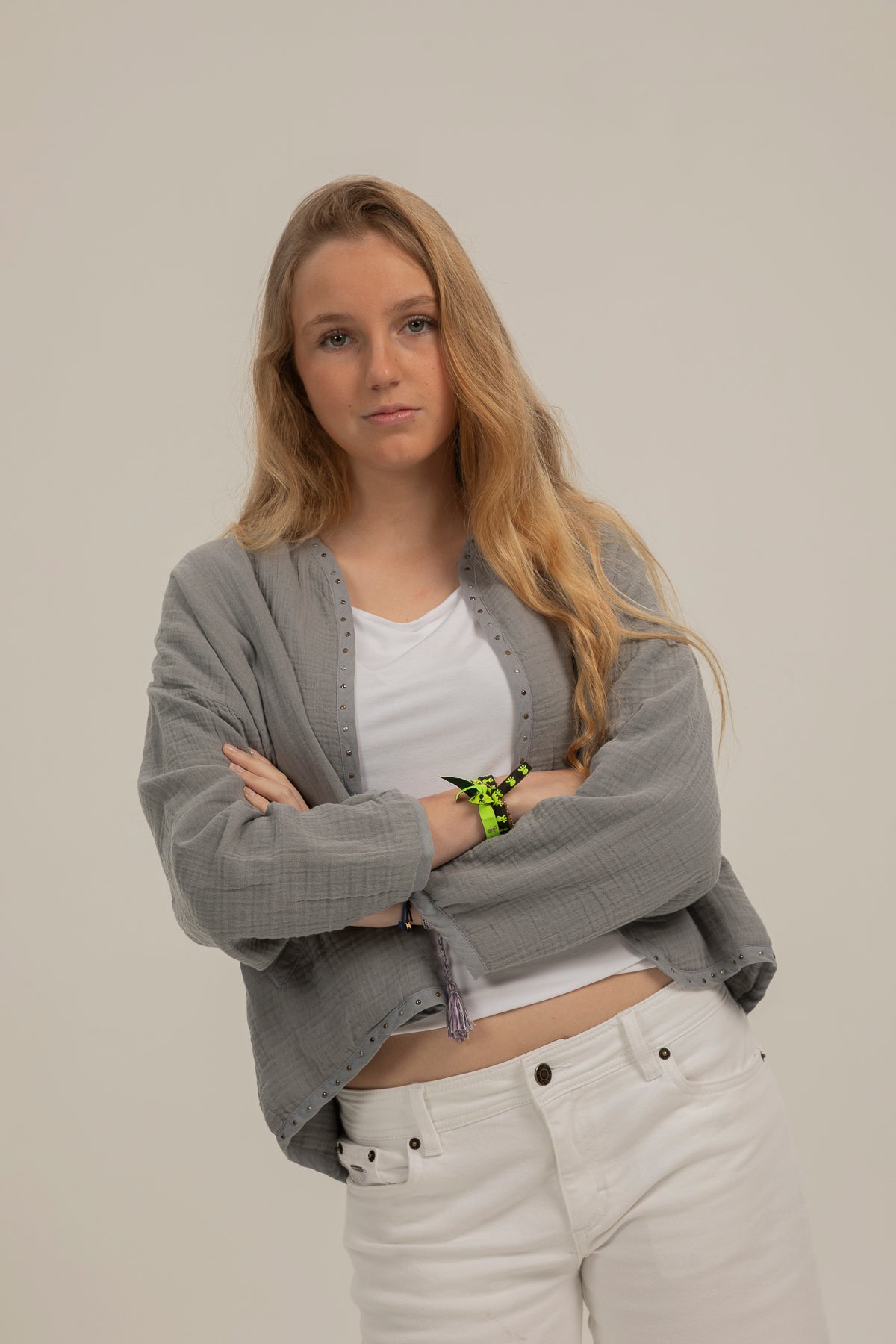 Chaqueta teen acolchado ligero detalle tachas gris perla