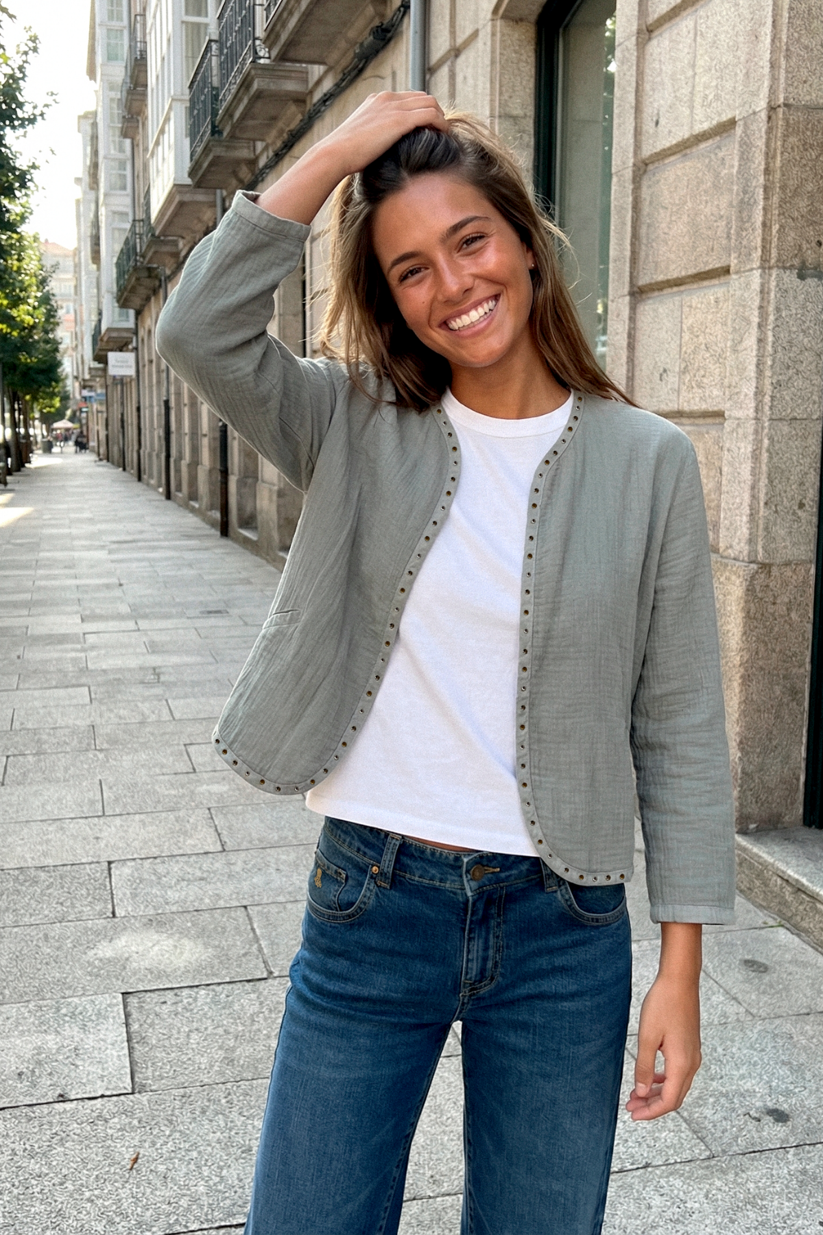 Chaqueta teen acolchado ligero detalle tachas gris perla