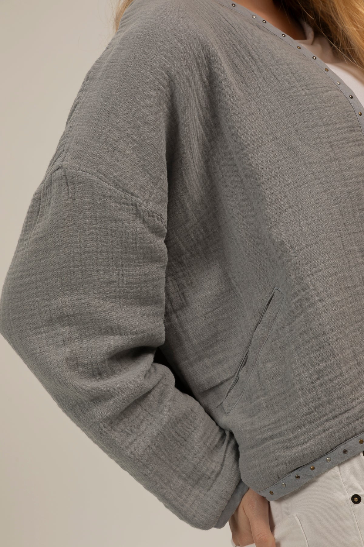 Chaqueta teen acolchado ligero detalle tachas gris perla