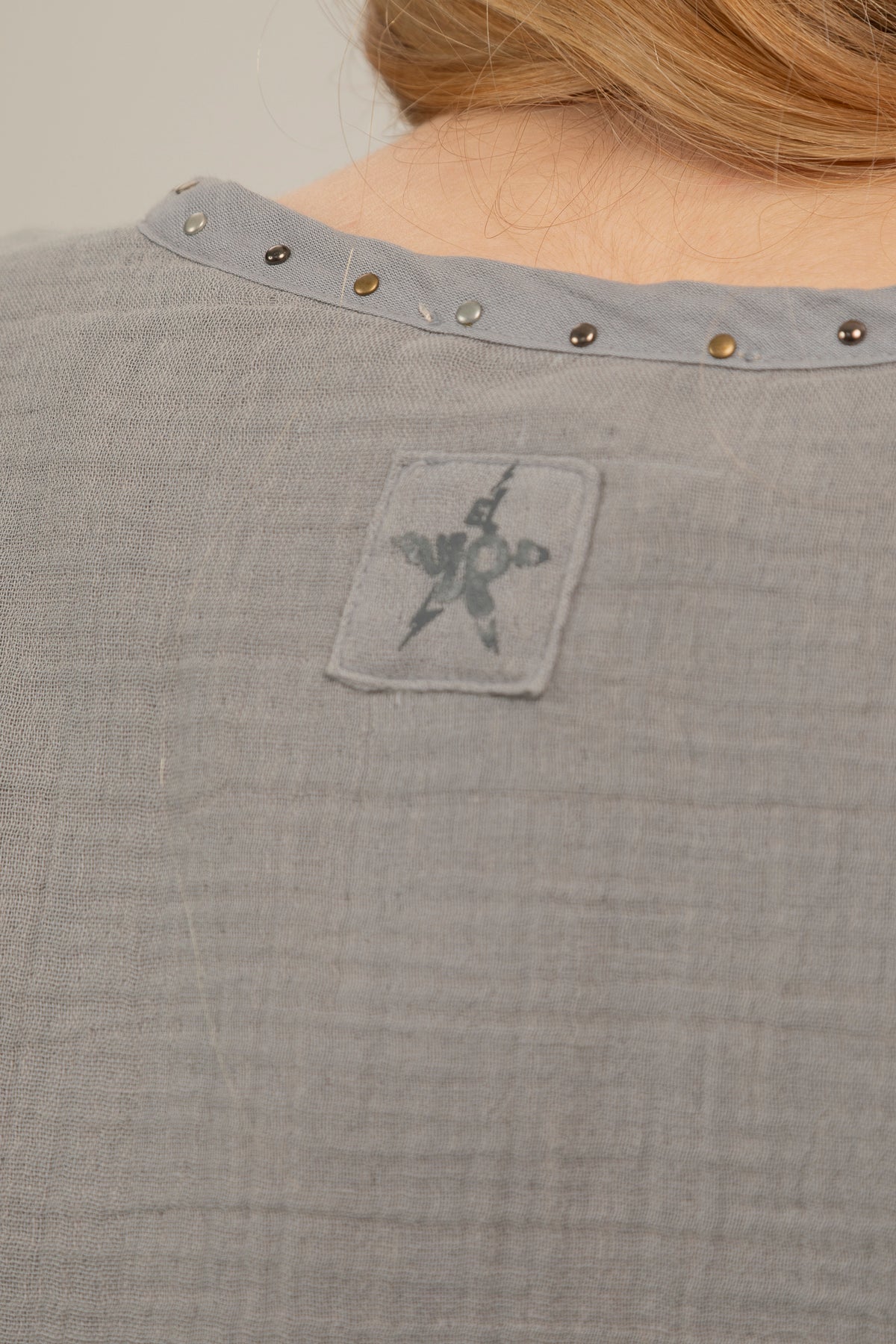 Chaqueta teen acolchado ligero detalle tachas gris perla