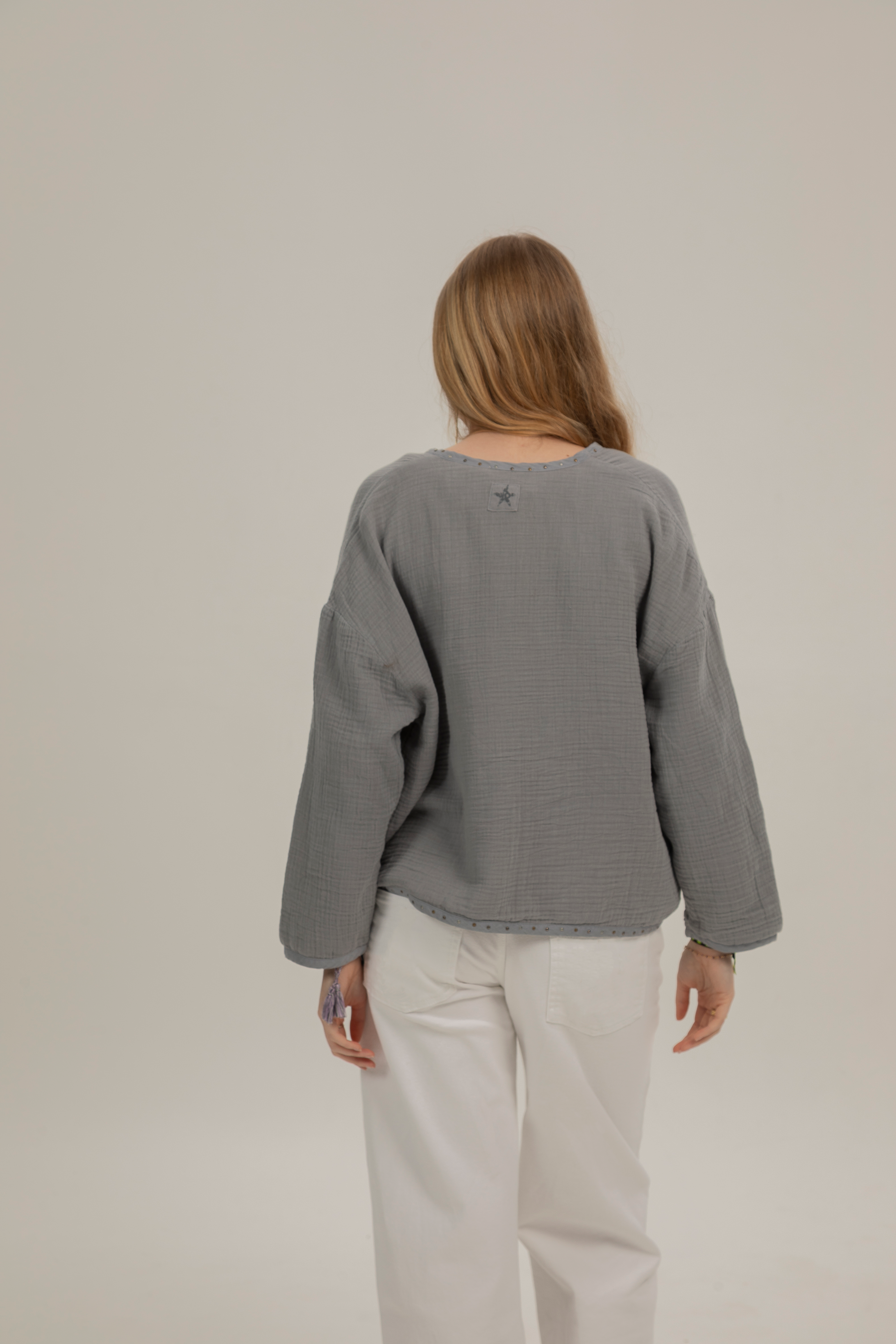 Chaqueta teen acolchado ligero detalle tachas gris perla