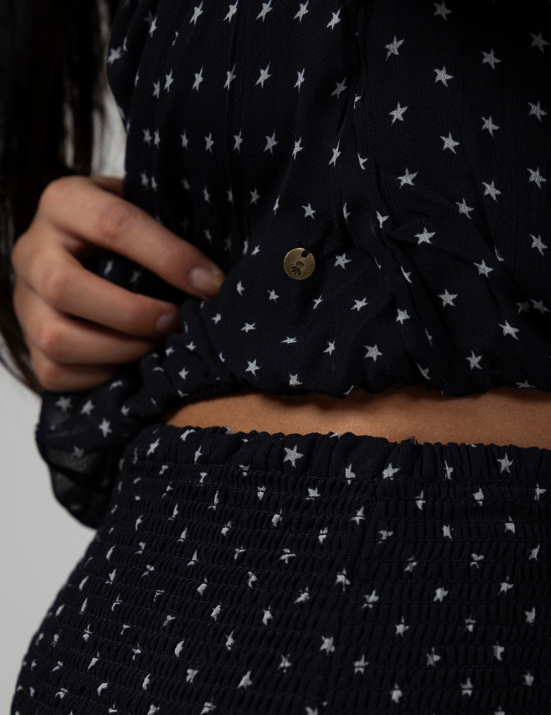 BLUSA TEEN CUT OUT ESTAMPADO ESTRELLAS NEGRO