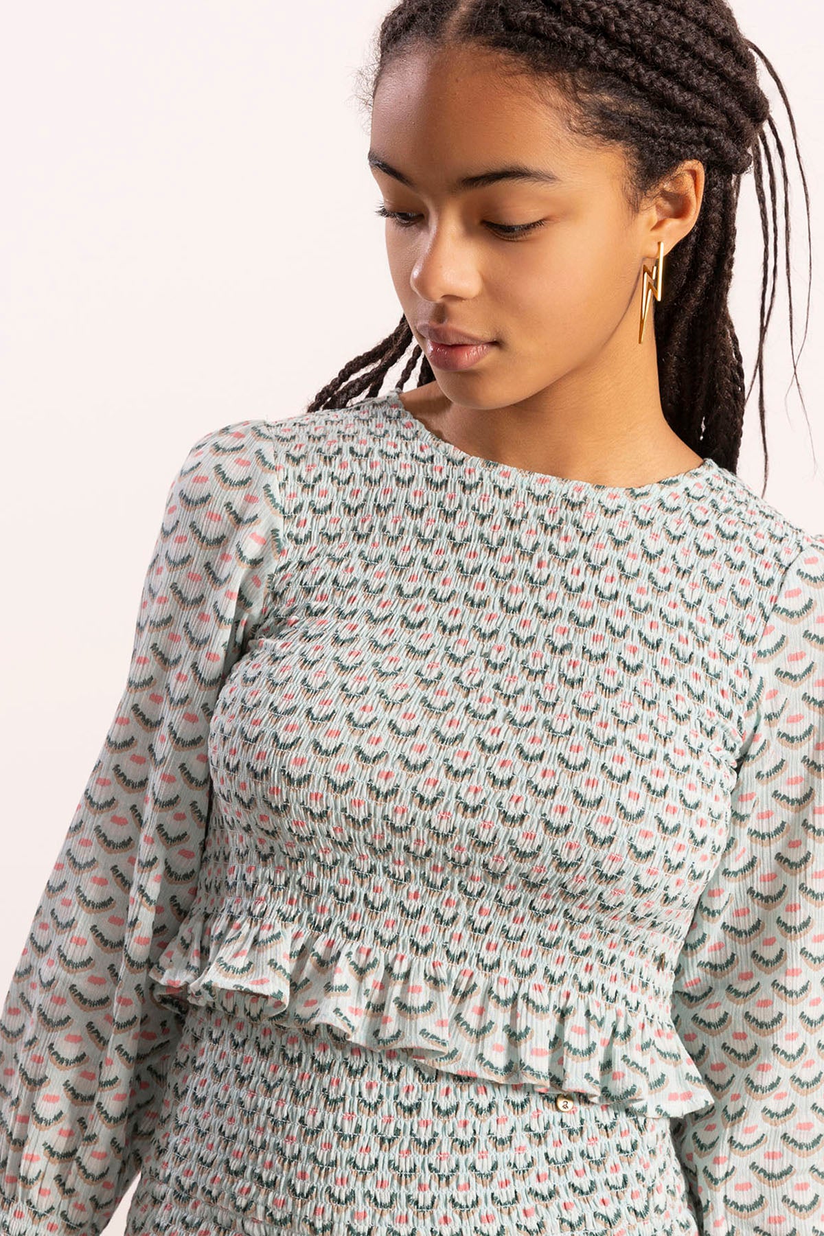 TEEN LONG SLEEVE BLOUSE WITH ELASTIC RUFFLES AND GREENISH BLUE FAN PRINT