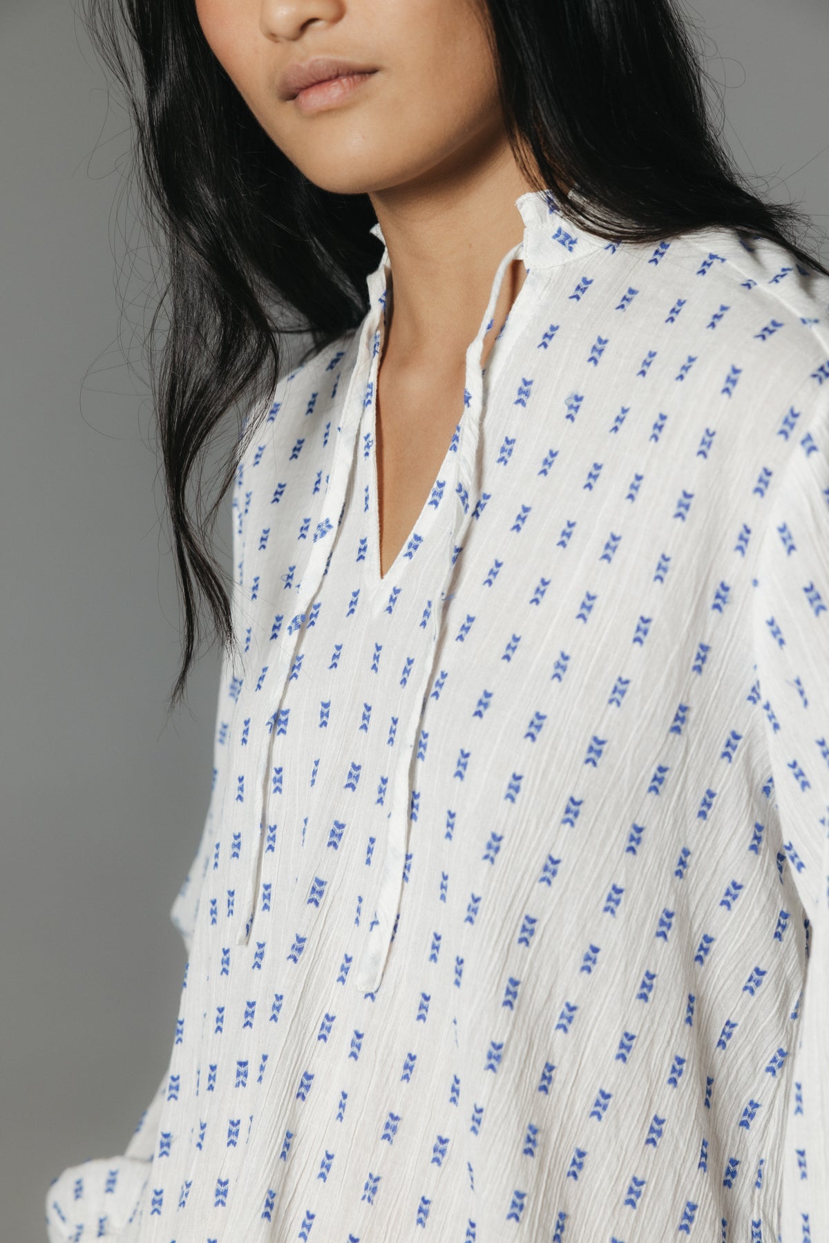 BLUSA TEEN MANGA ABULLONADA TEJIDO BORDADO AZUL ELÉCTRICO