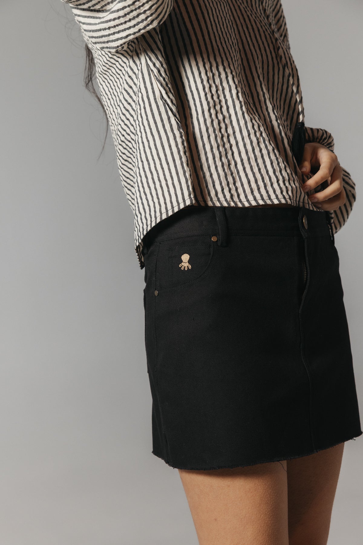 FALDA TEEN DETALLE TACHAS NEGRO