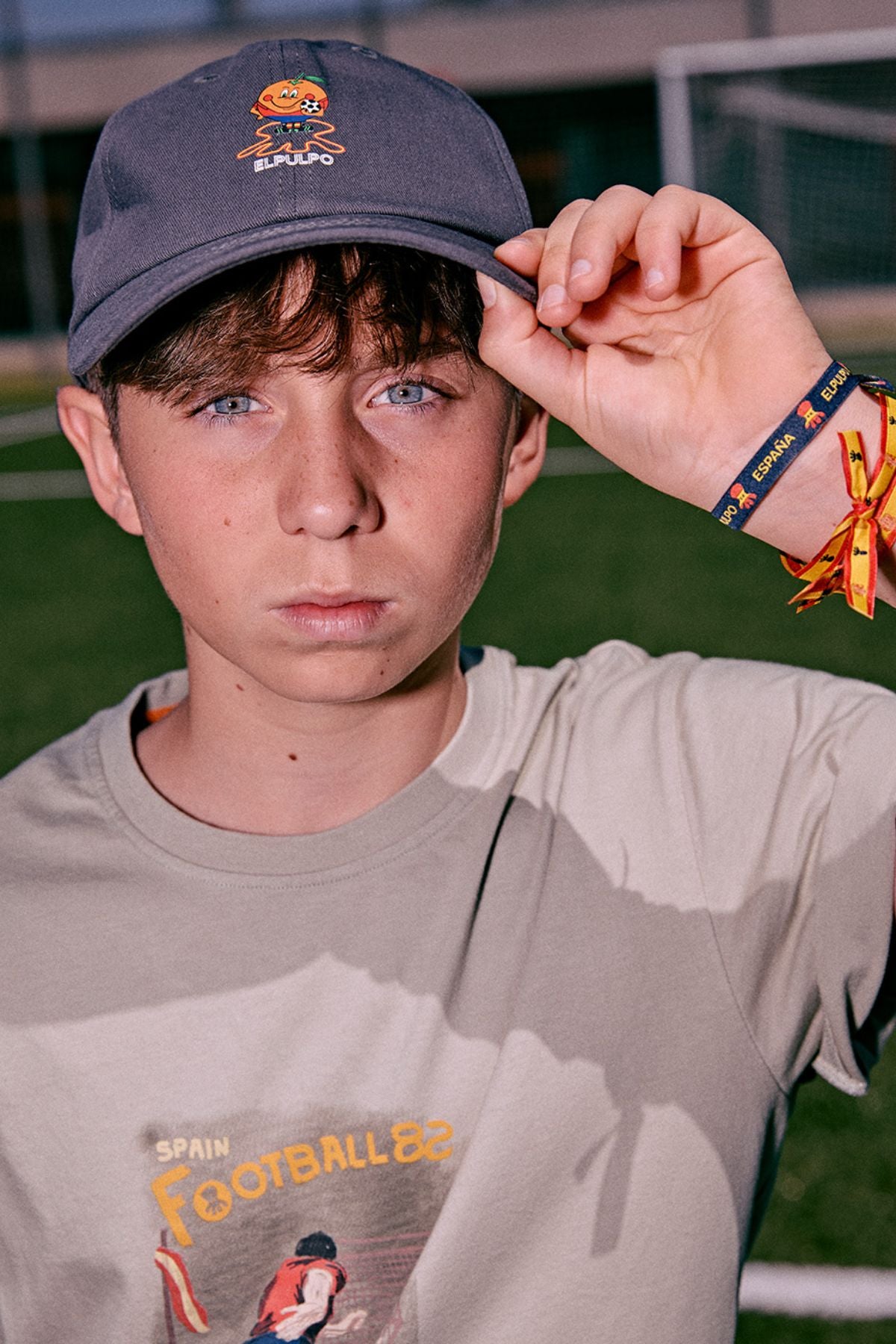 WASHED CHILDREN'S CAP WITH OCTOPUS AND ORANGE CHARCOAL PRINT