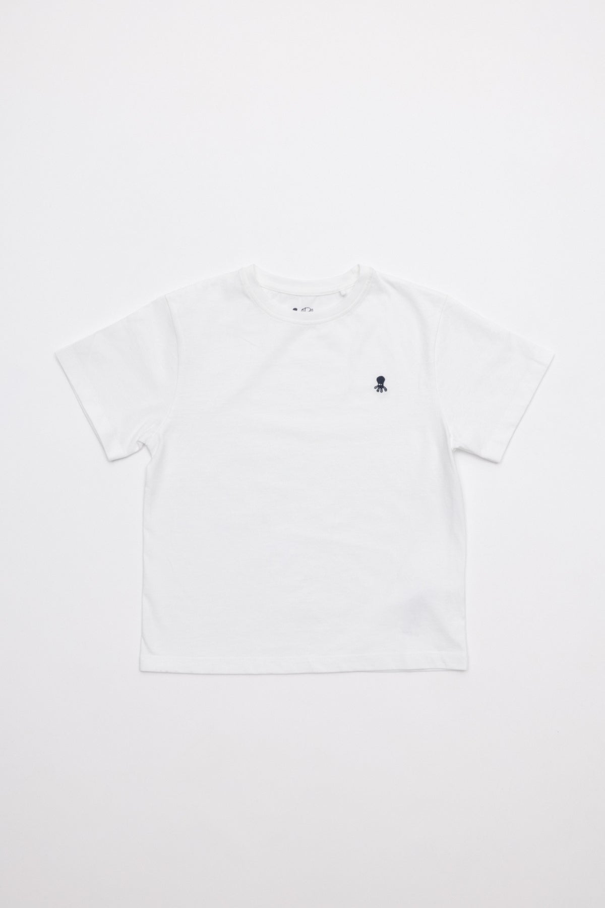 CAMISETA NIÑO BORDADO LOGO CONTRASTE BLANCO PURO