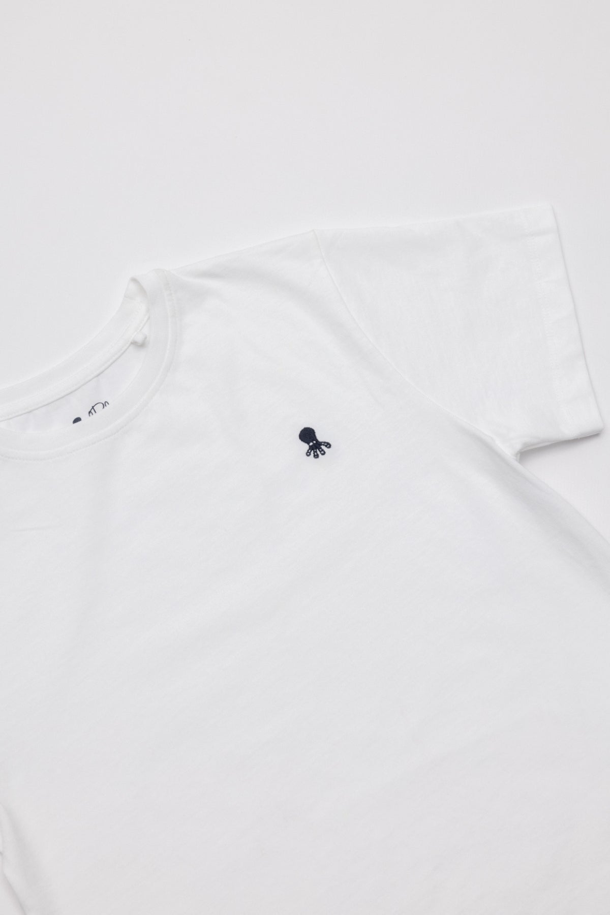 CAMISETA NIÑO BORDADO LOGO CONTRASTE BLANCO PURO