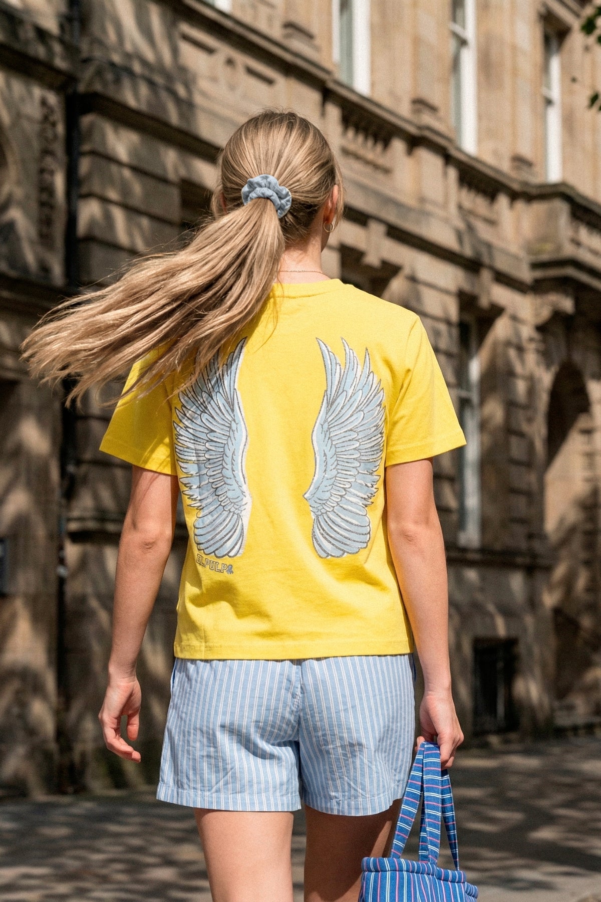 Camiseta teen manga corta alas amarillo claro