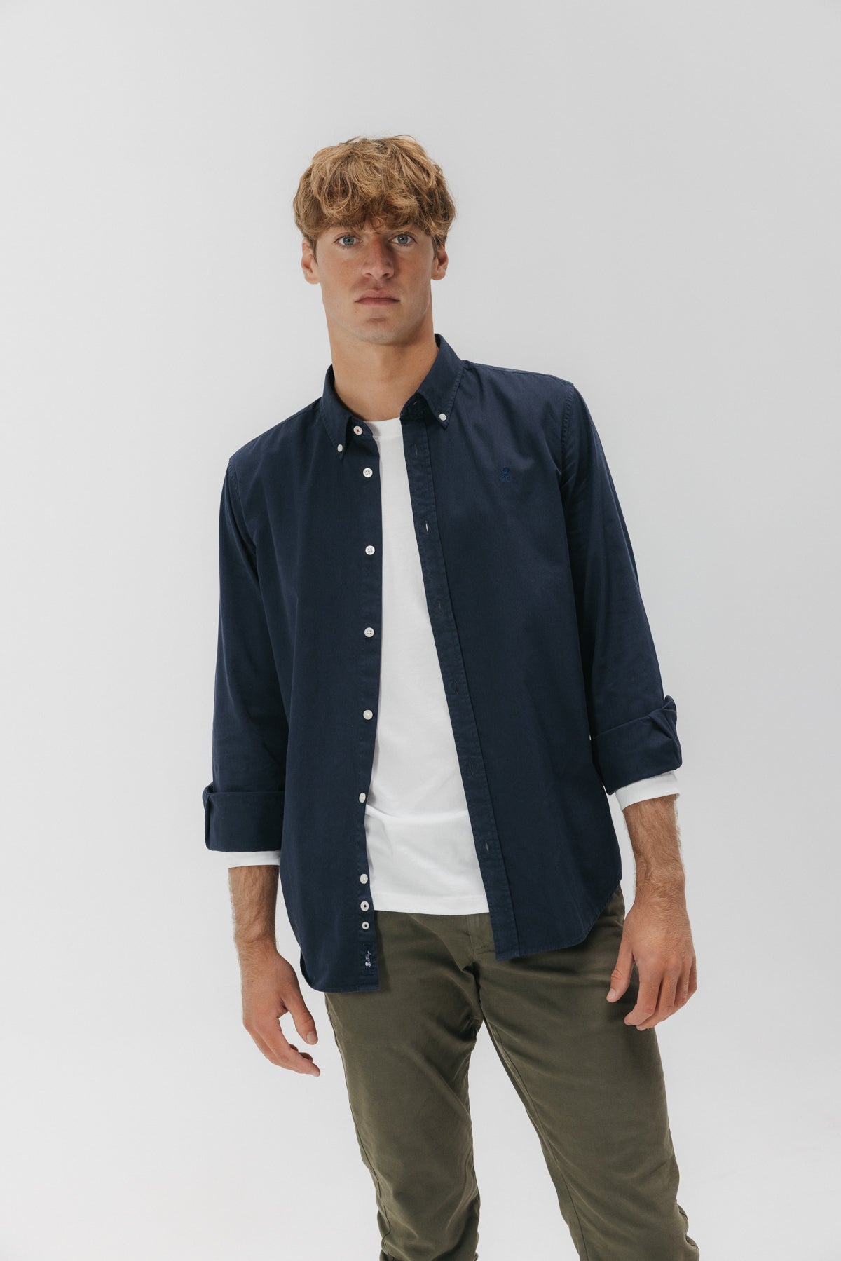 Camisa casual sarga tintada azul marino