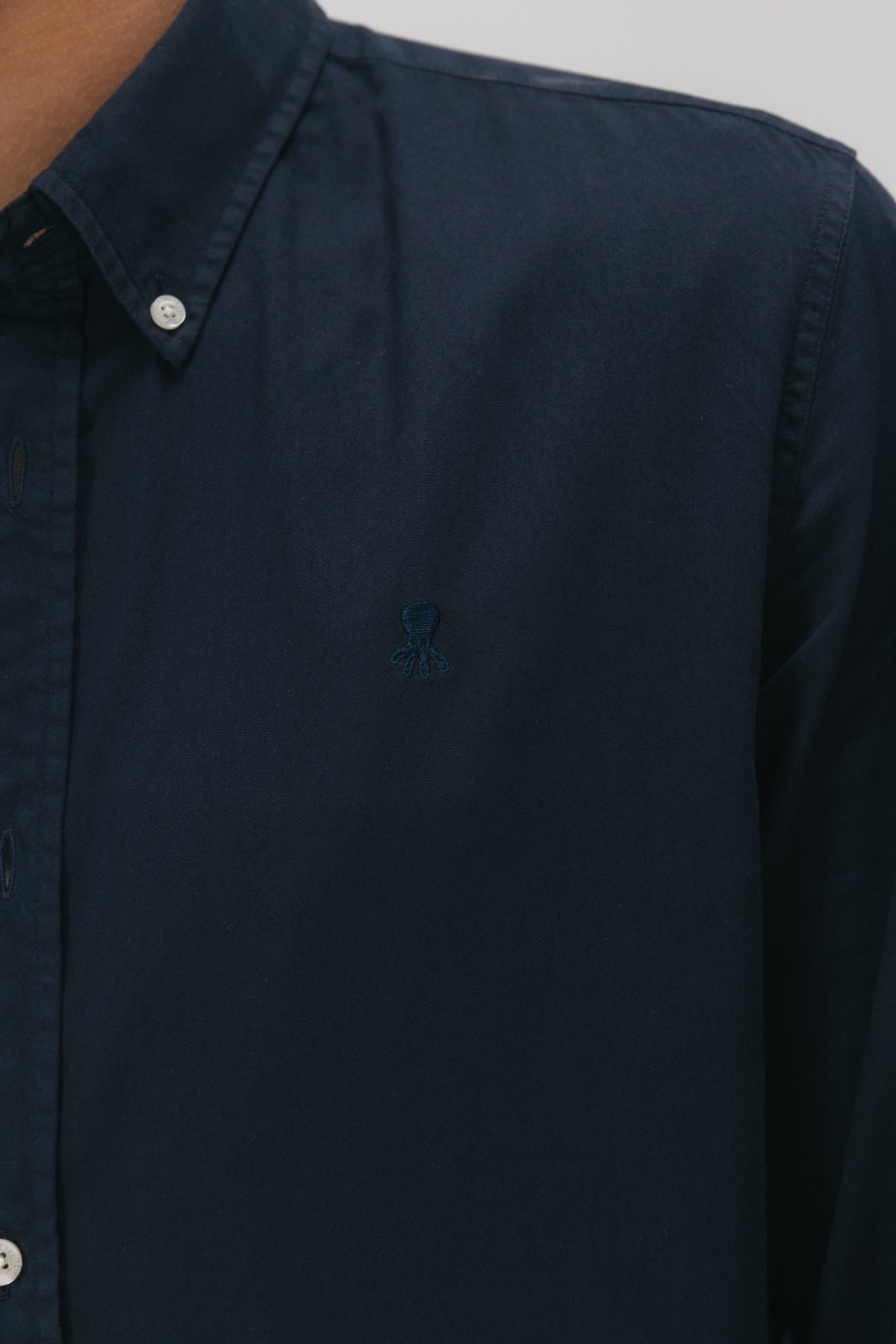 Camisa casual sarga tintada azul marino