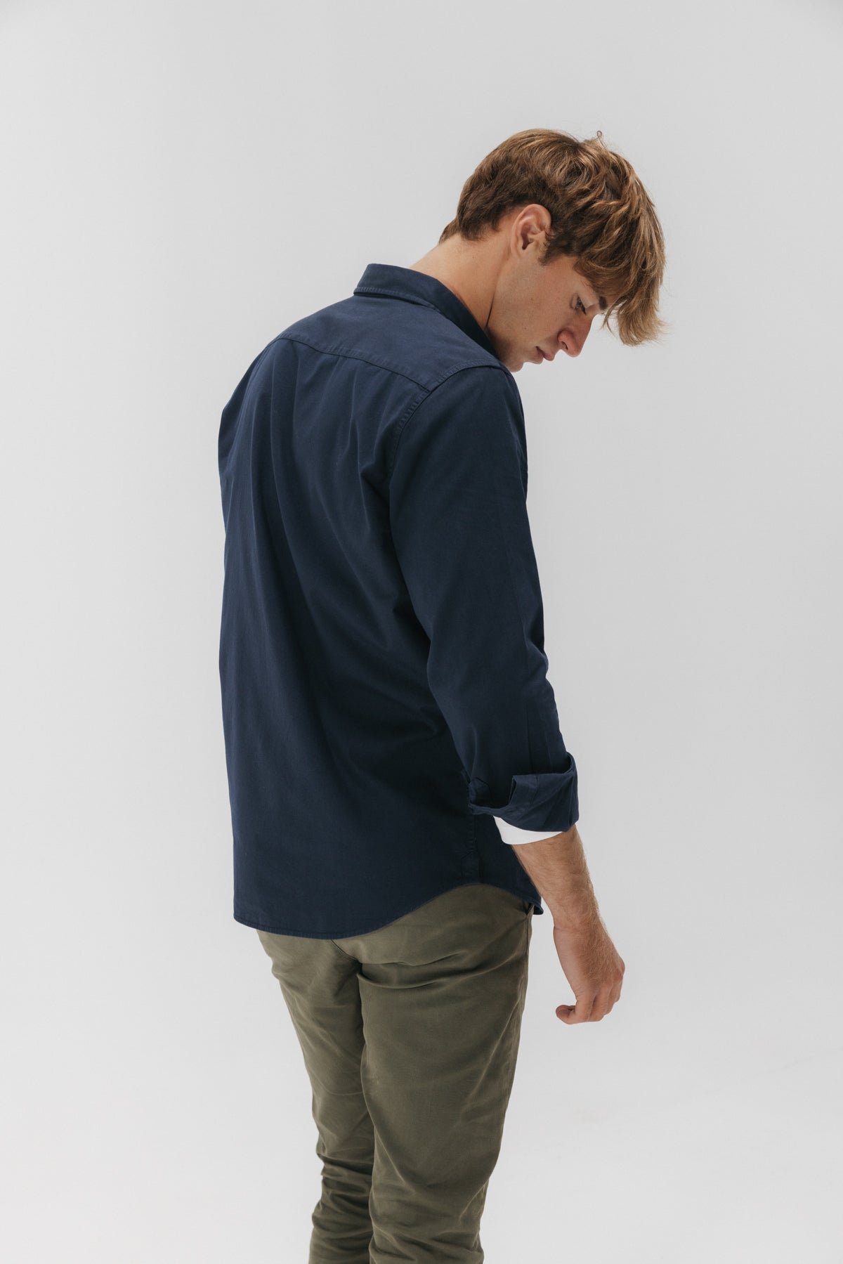 Camisa casual sarga tintada azul marino