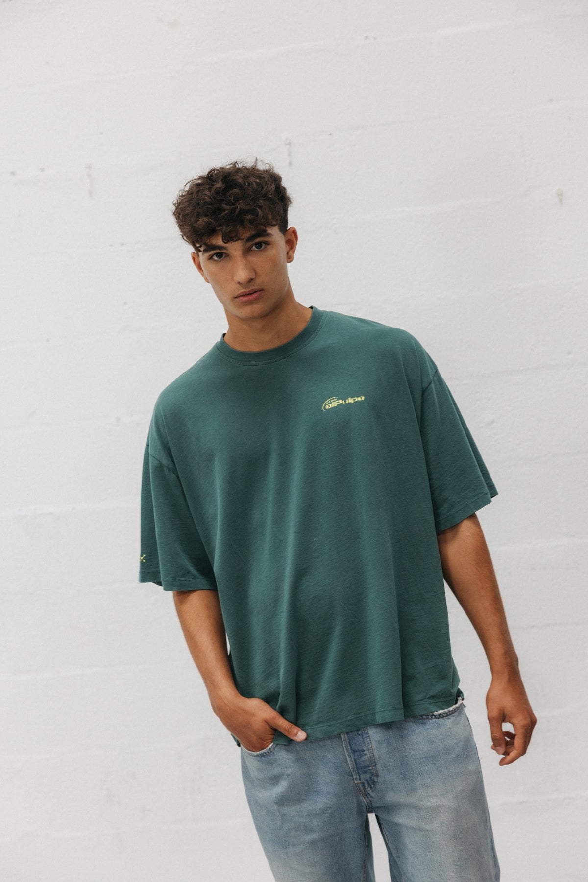 CAMISETA UNISEX THEY NOT LIKE US VERDE BOTELLA