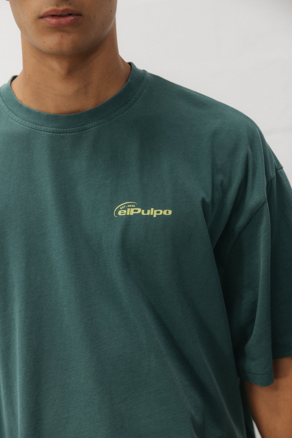 CAMISETA UNISEX THEY NOT LIKE US VERDE BOTELLA