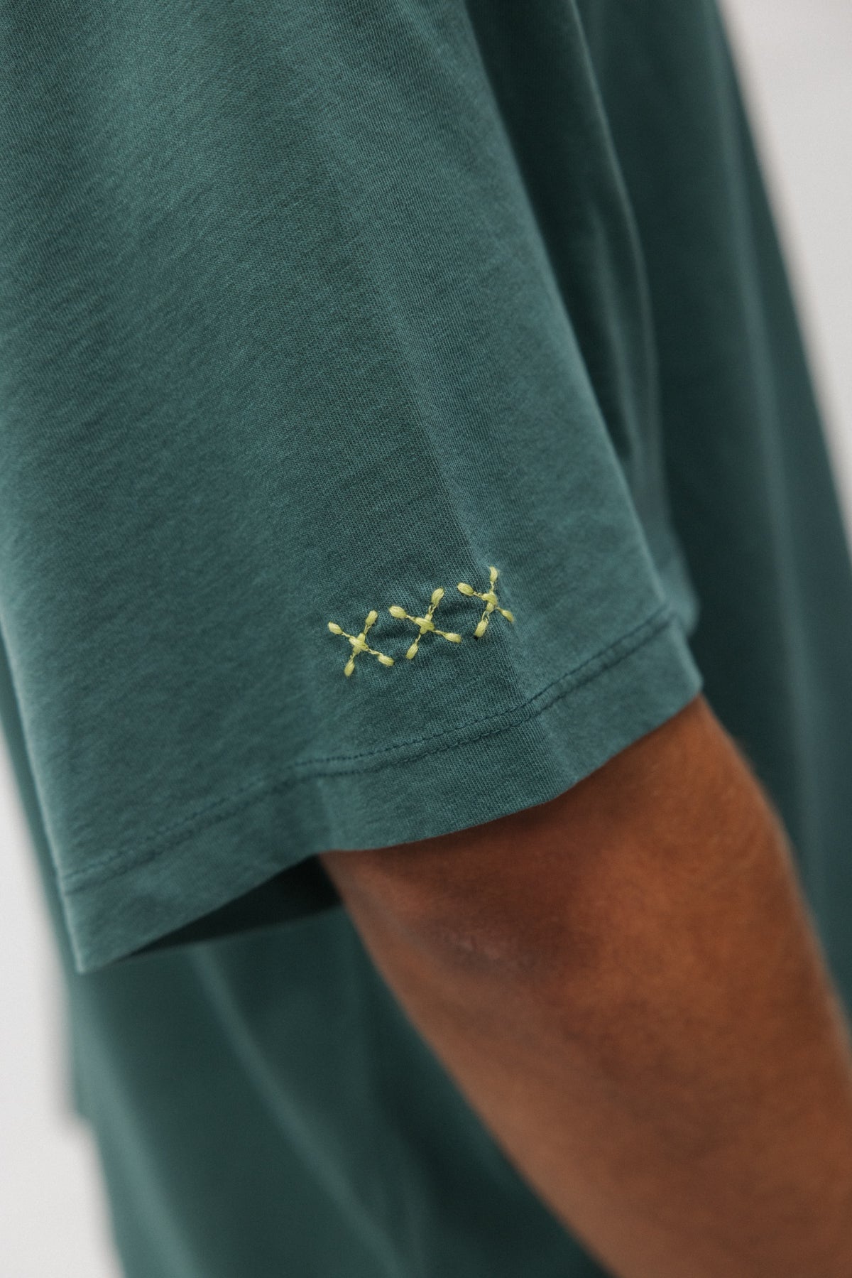 CAMISETA UNISEX THEY NOT LIKE US VERDE BOTELLA
