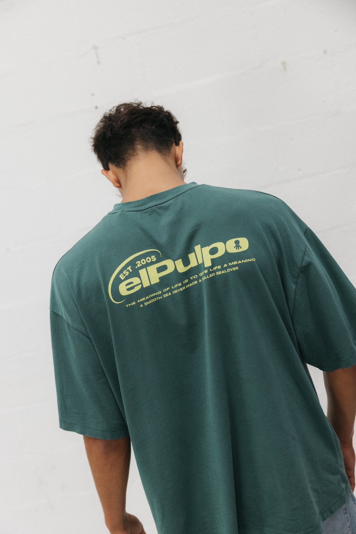 CAMISETA UNISEX THEY NOT LIKE US VERDE BOTELLA