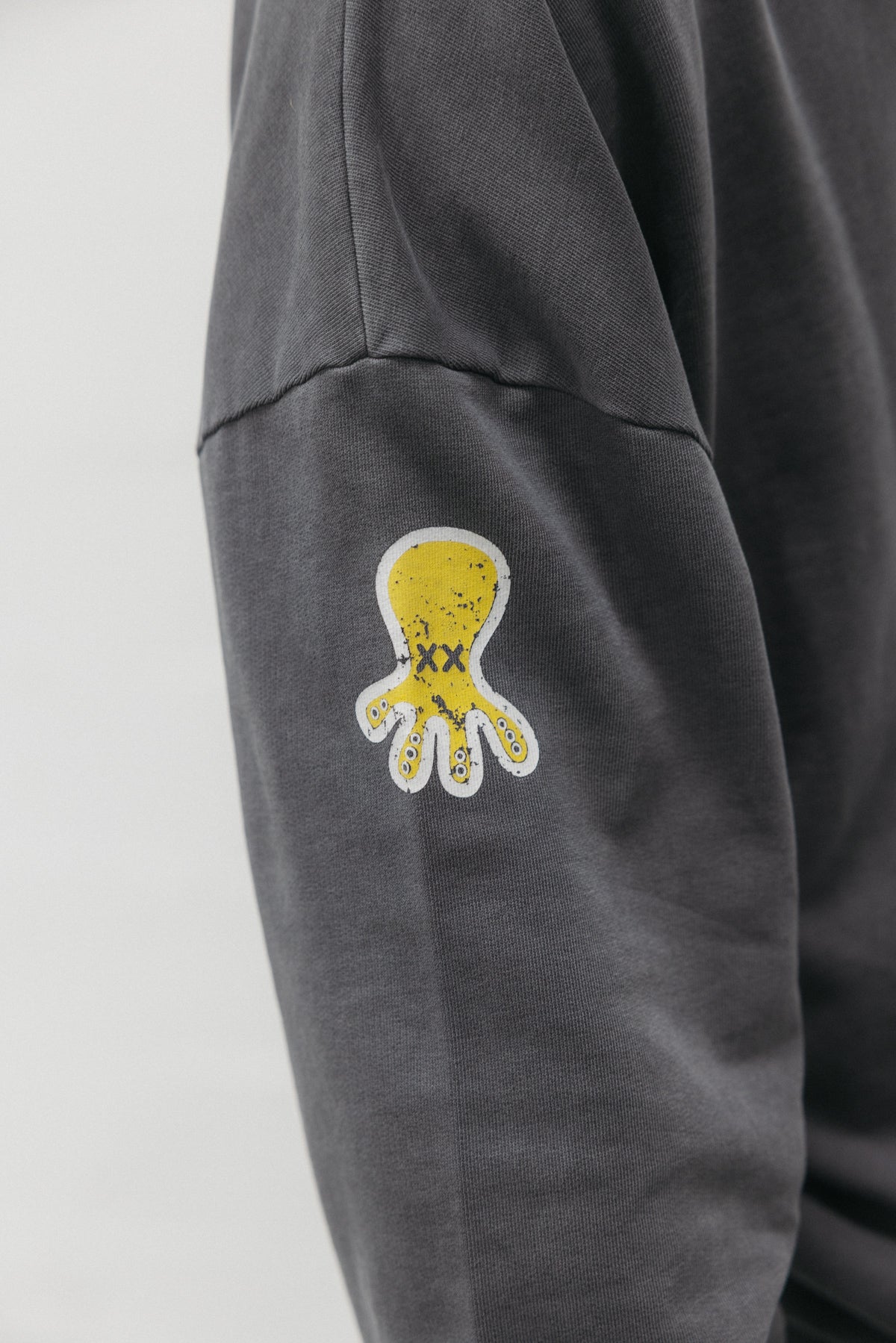 SUDADERA CAPUCHA UNISEX TRIPLE LOGO ESTAMPADO ANTRACITA