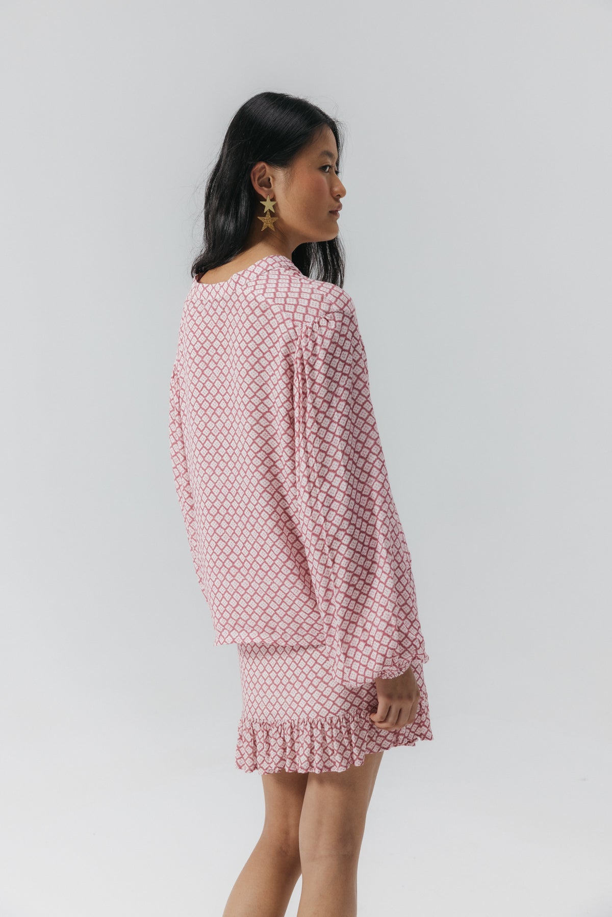 BLUSA TEEN FRUNCES ESCOTE ESTAMPADO ROMBOS TIE DYE ROSA MULTICOLOR