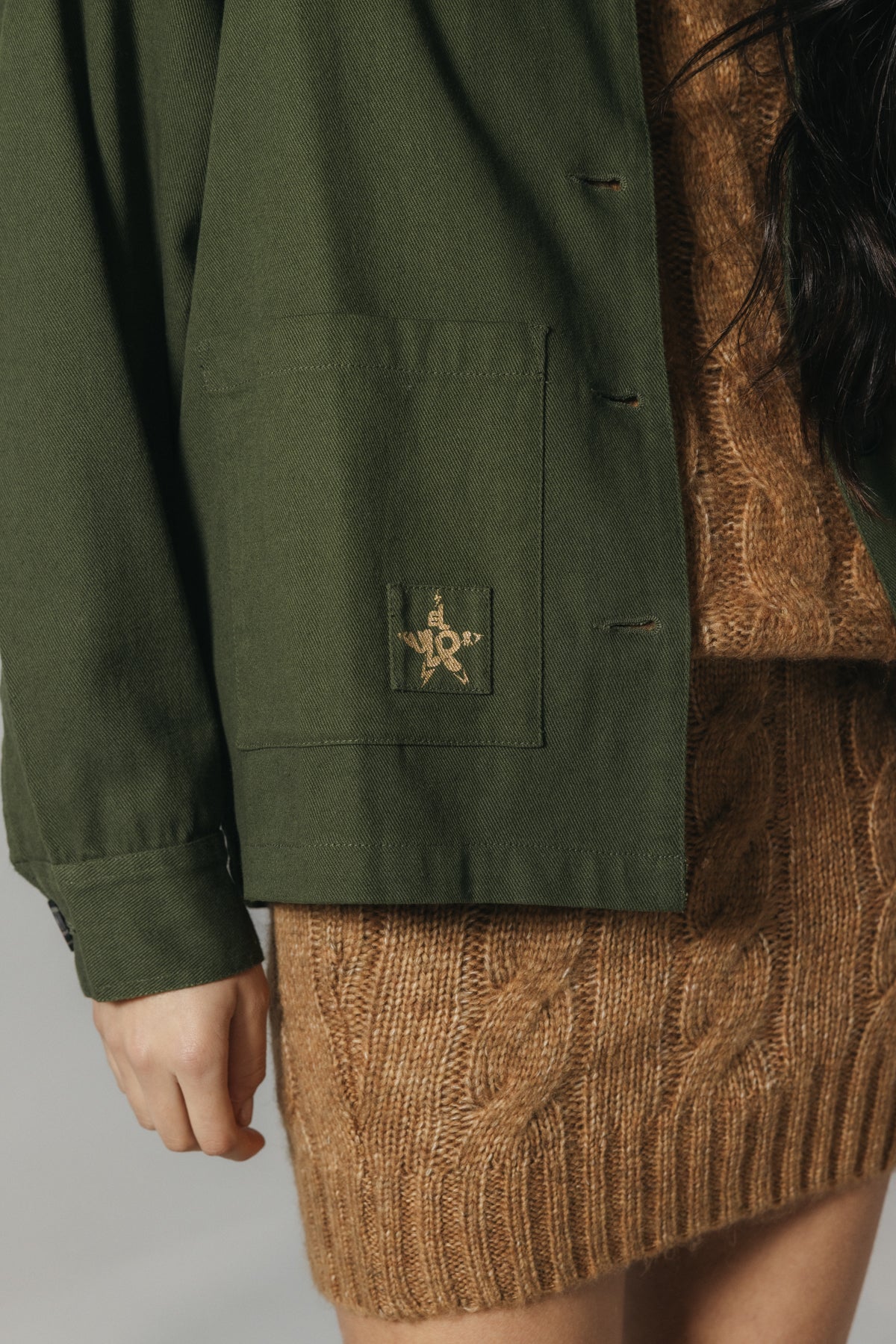 SOBRECAMISA TEEN ALAS ESPALDA VERDE MILITAR