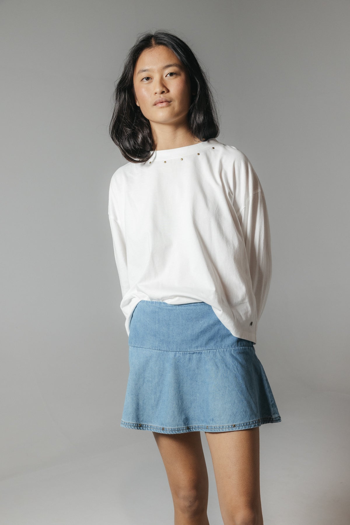 SAIA ADOLESCENTE DELAVÉ AZUL MÉDIA COM FOLHOS E TACHAS