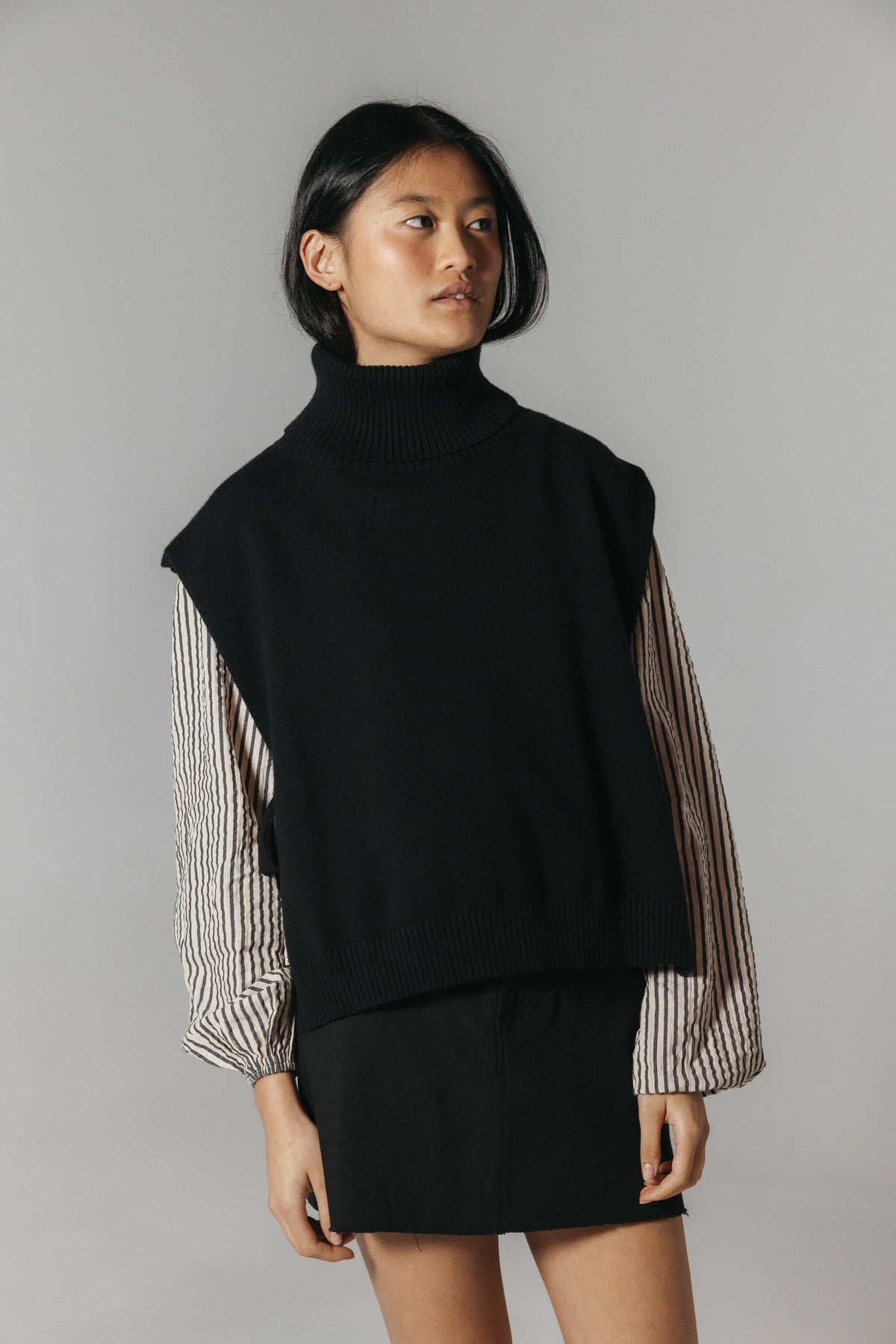 CHALECO PUNTO TEEN CUELLO VUELTO NEGRO