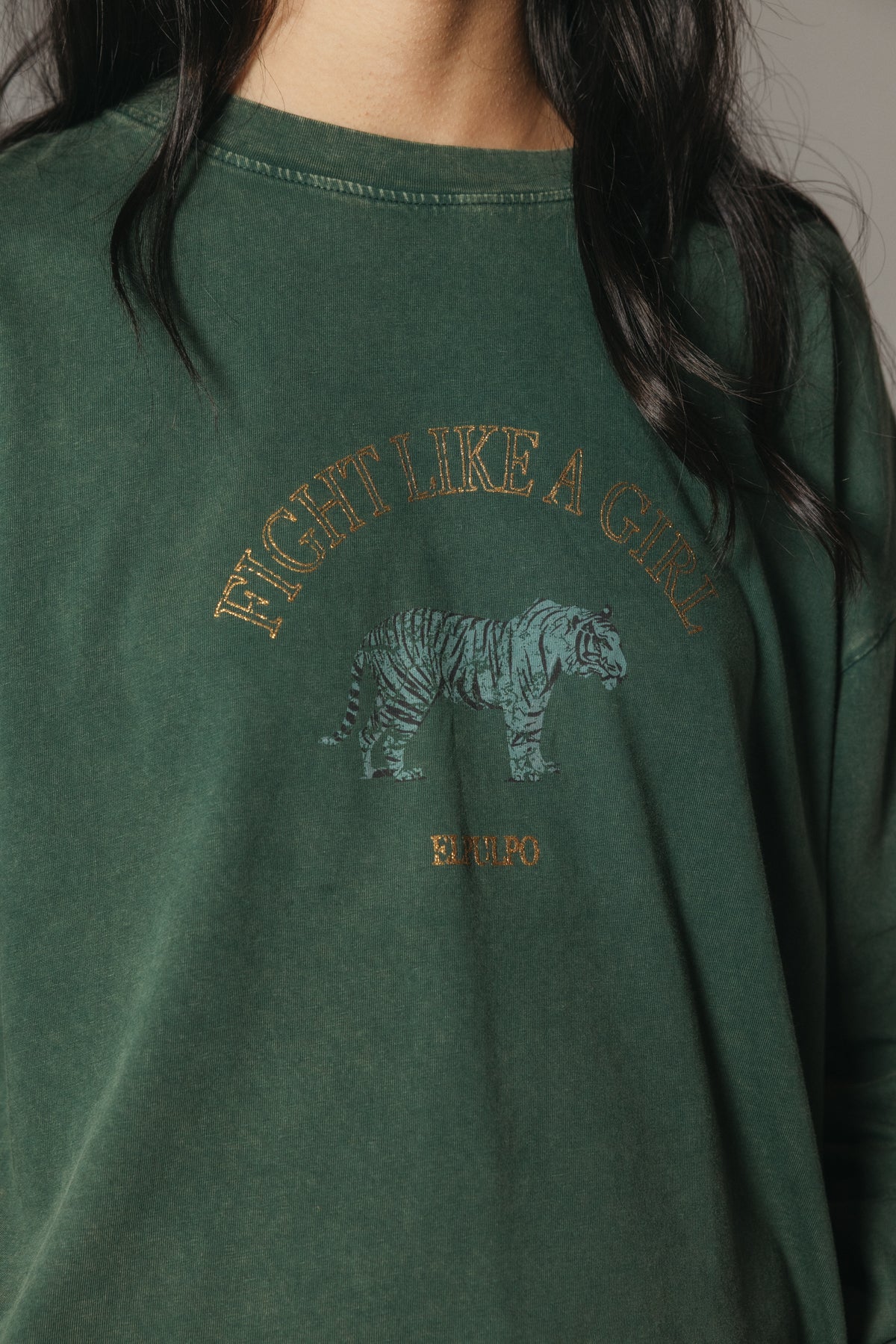 T-SHIRT ADOLESCENTE LUTE COMO UMA MENINA VERDE MILITAR