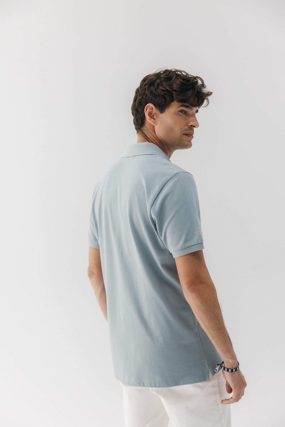 POLO LAVADO BORDADO A CONTRASTE AZUL GRISÁCEO