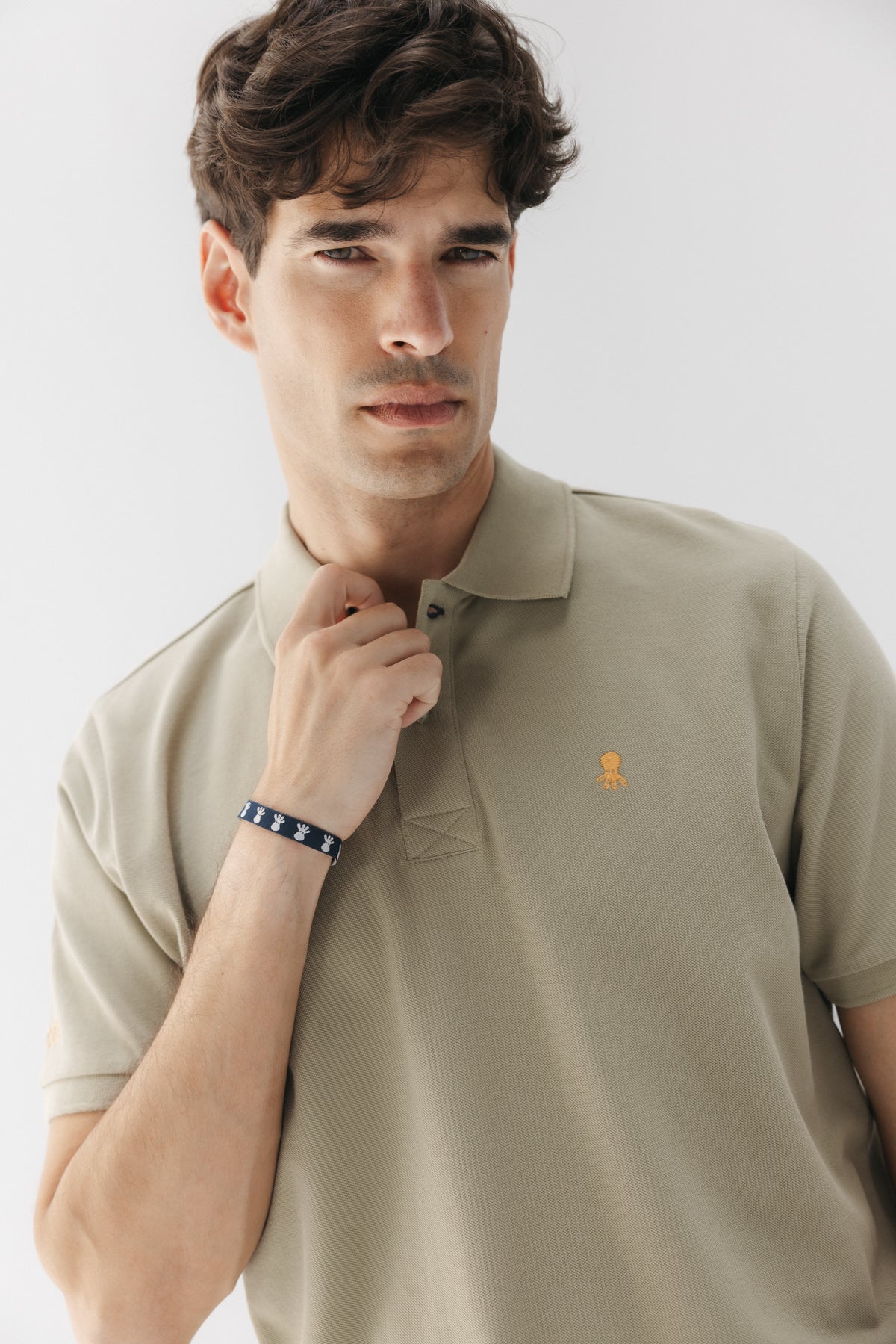 POLO LAVADO BORDADO A CONTRASTE VERDE KHAKI