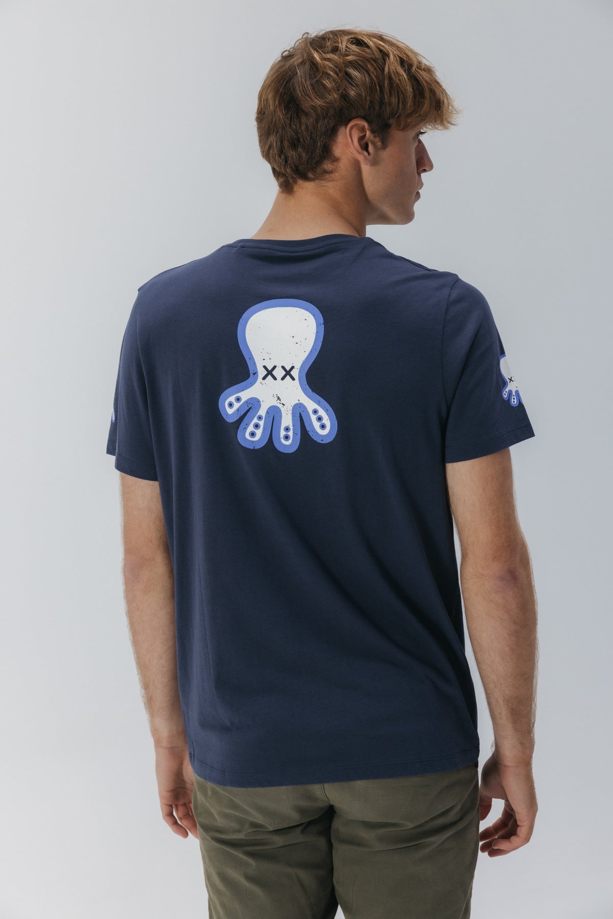 CAMISETA ESTAMPADO TRIPLE LOGO DESGASTADO AZUL MARINO DELAVÉ
