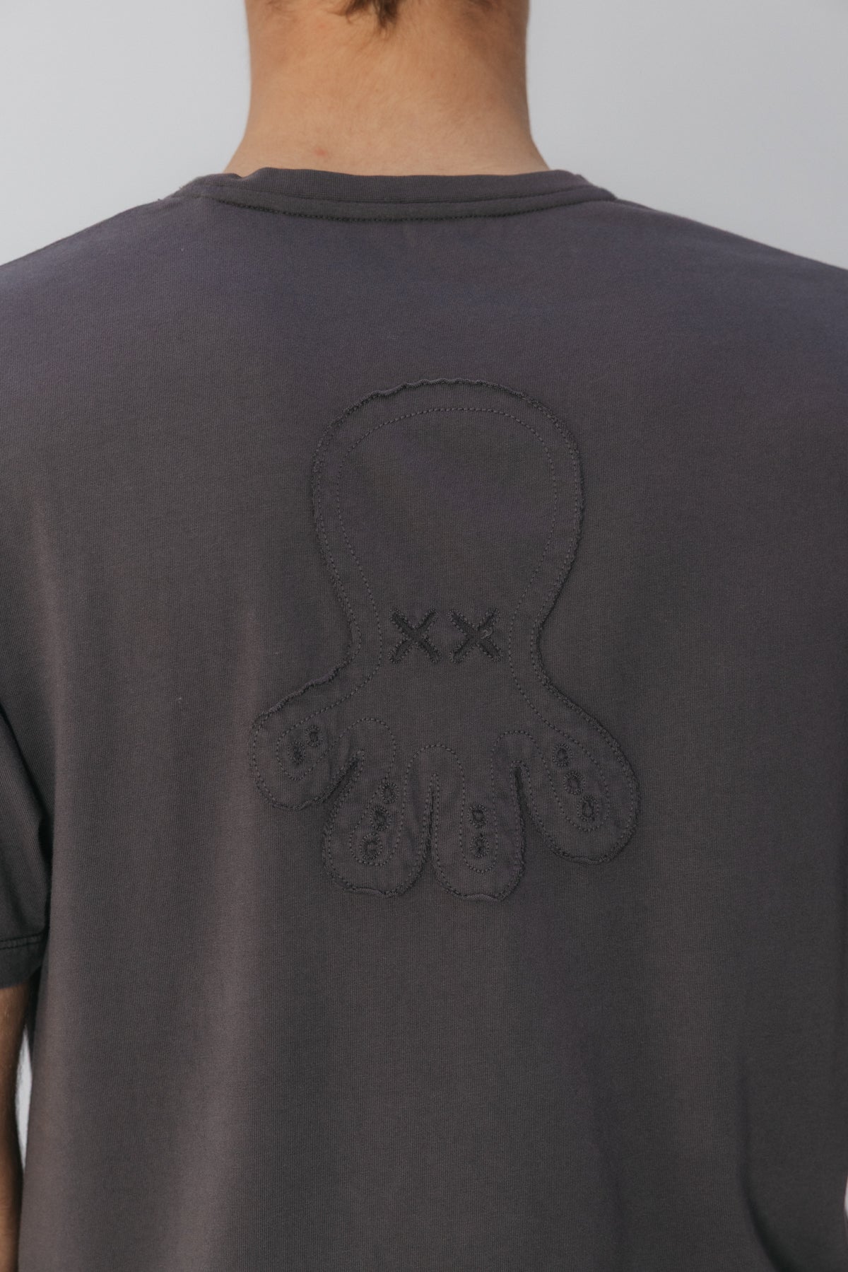 CAMISETA LOGO TEJIDO ANTRACITA