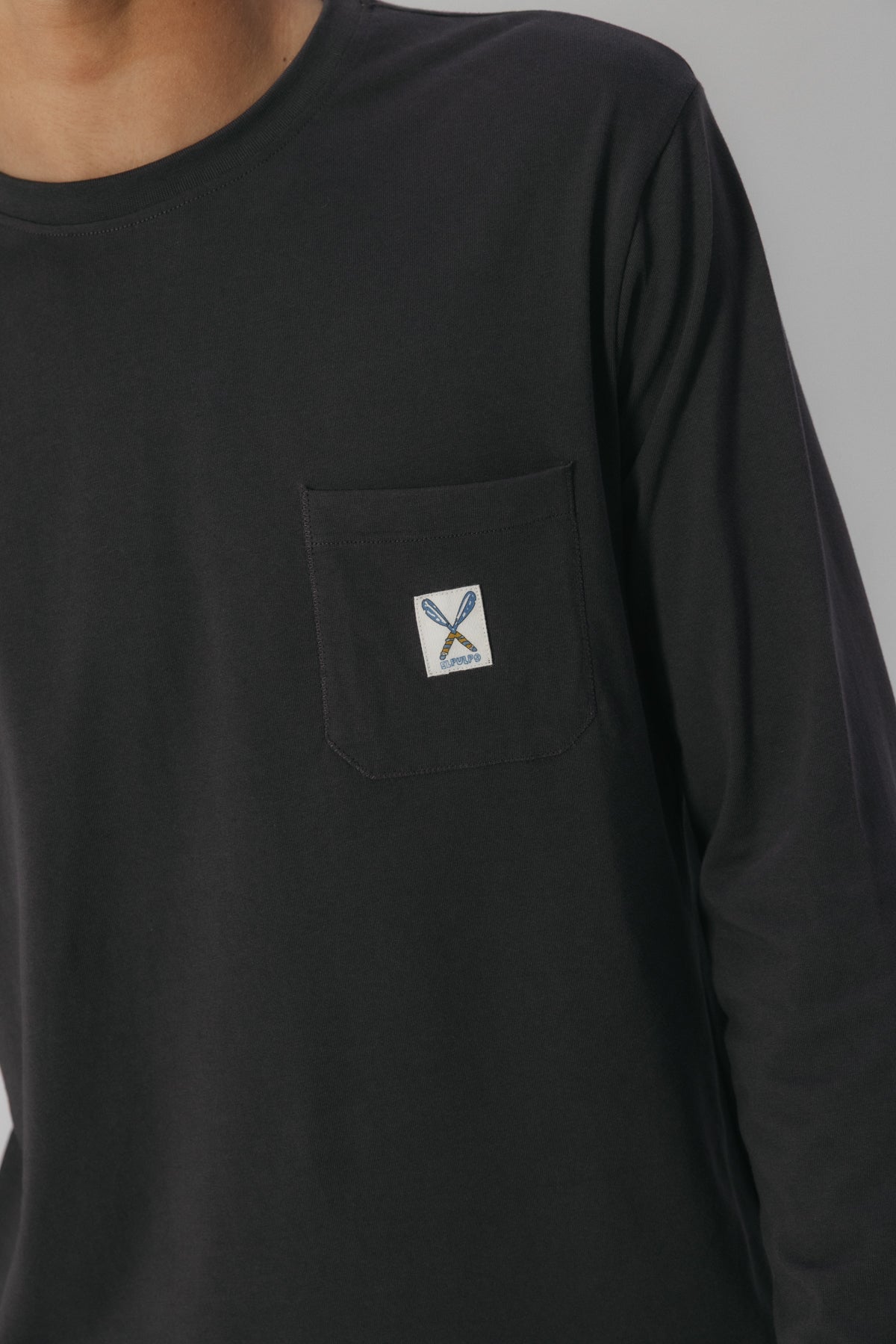 CAMISETA MANGA LARGA BOLSILLO ETIQUETA ANTRACITA