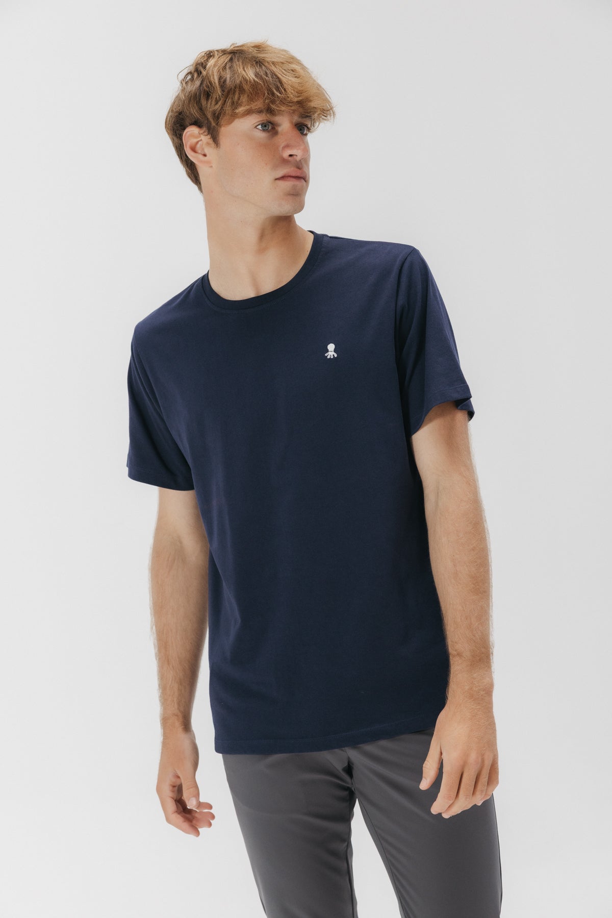 Camiseta bordado logo contraste azul marino