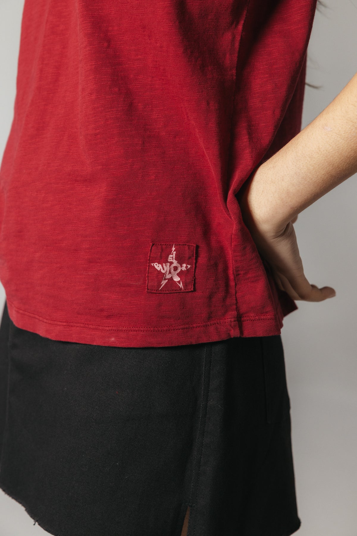 CAMISETA TEEN PARCHE GRANATE