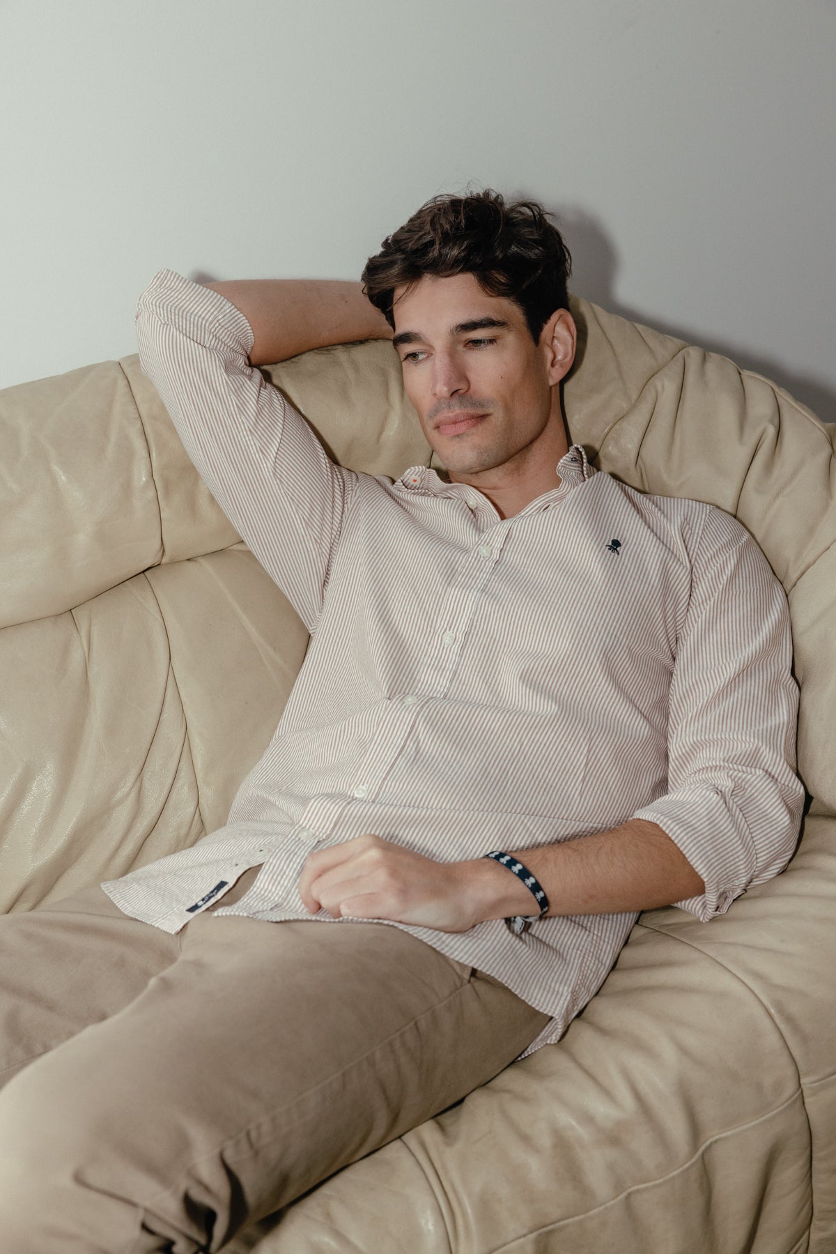 Camisa casual popelín raya pequeña canela