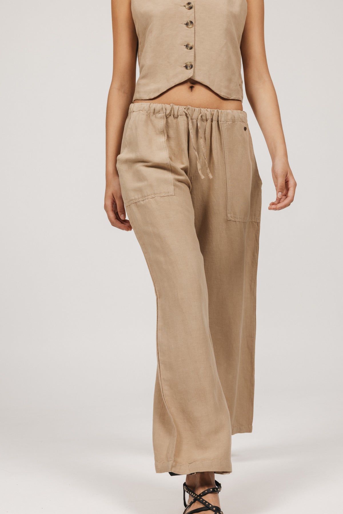 PANTALÓN TEEN FLUIDO BOLSILLOS LATERALES ARENA