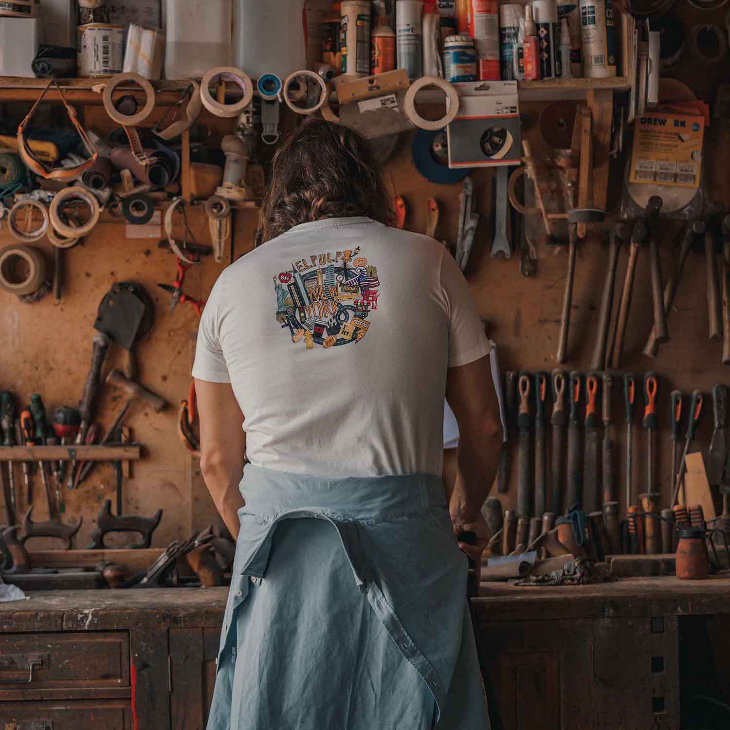 hombre en un taller con una camiseta de elpulpo