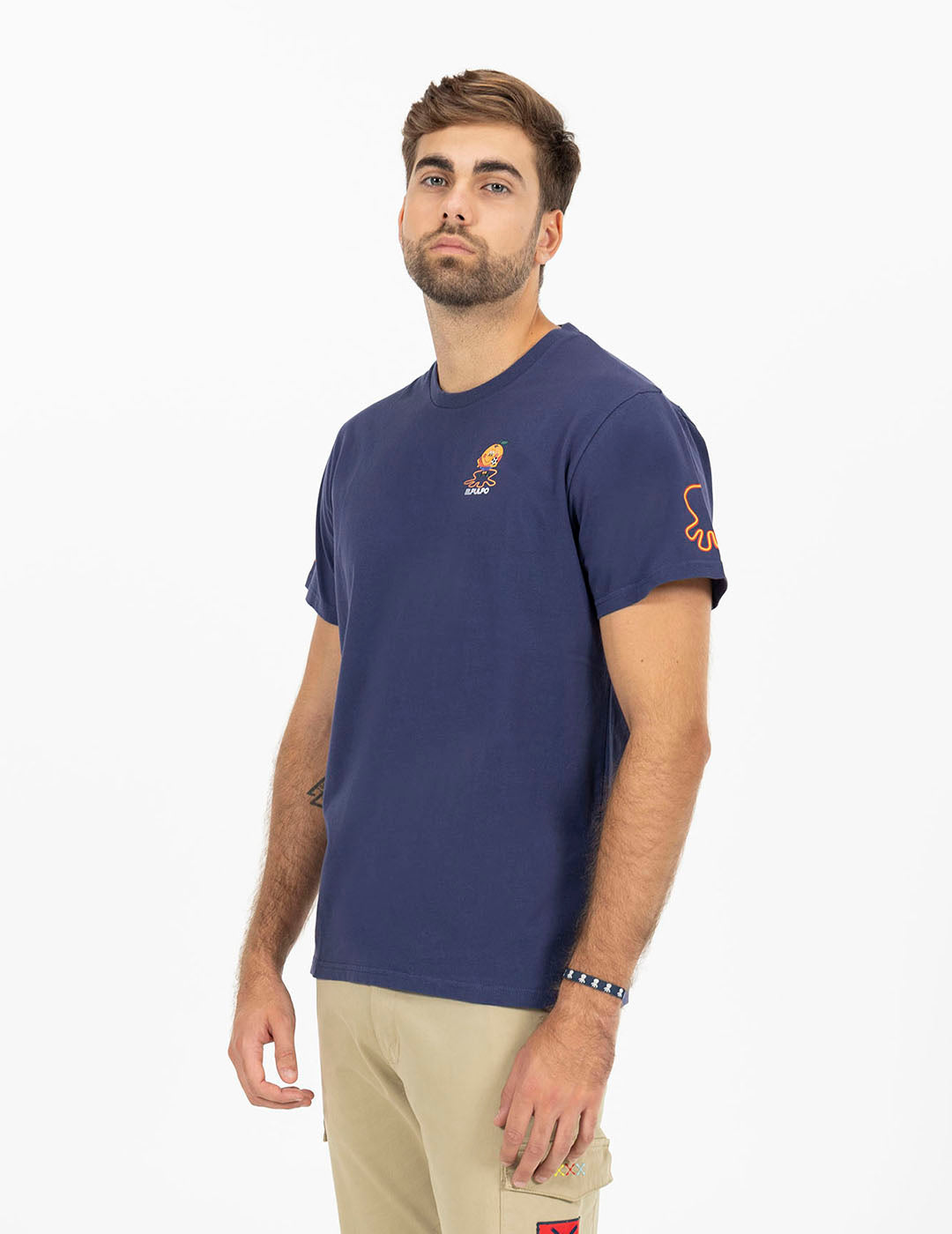 CAMISETA ESTAMPADO TRIPLE EMBLEMA NARANJITO AZUL MARINO DELAVÉ